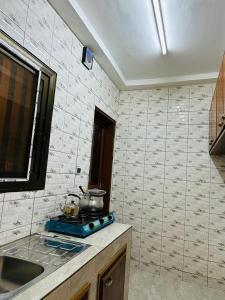 a kitchen with a sink and a pot on a stove at Passion Housse in Ouagadougou