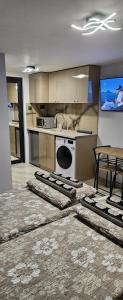 una cocina con 2 colchonetas en el suelo de una habitación en нов модерен ! Studio Apartment Dreams 2!, en Sliven