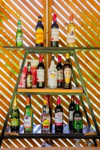 un groupe de bouteilles d'alcool assises sur une étagère dans l'établissement Amarula Tree Hotel Mikumi, à Mikumi