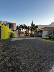 una entrada de adoquines frente a algunas casas en HOTEL A´PONTE, en Mérida