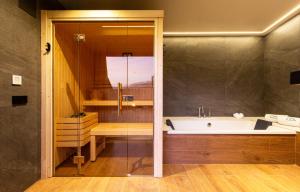 貝利韋爾德塞爾達尼亞的住宿－CASES CERDANYA MOUNTAIN RESIDENCES，带浴缸和盥洗盆的浴室