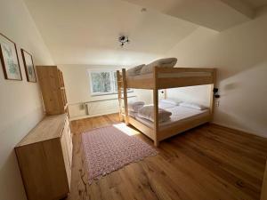 a bedroom with two bunk beds in a room at Schöne FeWo im Allgäu für bis zu 10 Pers. in Bad Hindelang