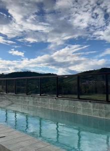 a swimming pool on top of a building at Flats novos e modernos, próximos ao centro, em um ambiente de excelência no Diamond in São Lourenço +10 photos