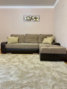 a living room with a couch and a rug at Центр. Вул. С. Крушельницької. 2 кімнати in Ternopilʼ