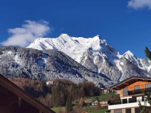 einen schneebedeckten Berg vor einem Haus in der Unterkunft Haus Stöckl in Finkenberg