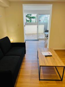 sala de estar con sofá y mesa de centro en Opal'House, en Boulogne-sur-Mer