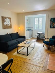 sala de estar con sofá y mesa en Opal'House, en Boulogne-sur-Mer