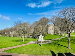 a park with a castle in the background at Opal'House Face aux Remparts in Boulogne-sur-Mer