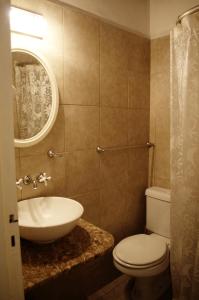 格塞爾別墅的住宿－Hostería Robert，一间带水槽、卫生间和镜子的浴室