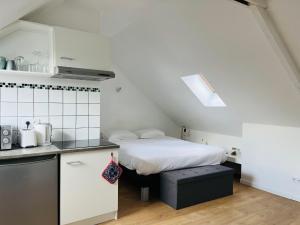 a kitchen with a bed in a small room at Opal'House Face aux Remparts in Boulogne-sur-Mer