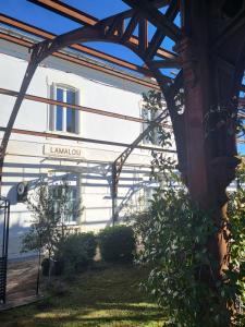 Un edificio con un cartel al costado. en La GARE de Lamalou, en Lamalou-les-Bains 4 fotos más