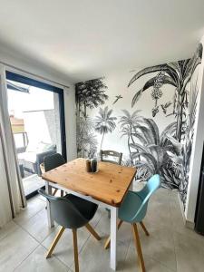 濱海阿熱萊斯的住宿－Appartement Casa Buisan，一间带木桌和椅子的用餐室