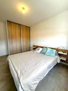 - une chambre avec un grand lit dans l'établissement Appartement Casa Buisan, à Argelès-sur-Mer