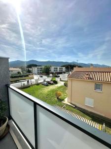 a balcony with a view of a yard at Appartement Casa Buisan in Argelès-sur-Mer