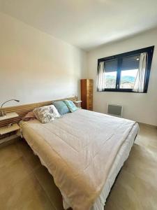 una camera con un grande letto e una finestra di Appartement Casa Buisan ad Argelès-sur-Mer