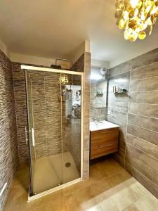 La salle de bains est pourvue d'une douche et d'un lavabo. dans l'établissement Appartement Casa Buisan, à Argelès-sur-Mer