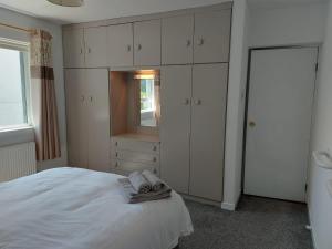 Ένα ή περισσότερα κρεβάτια σε δωμάτιο στο Bayview House Dungloe