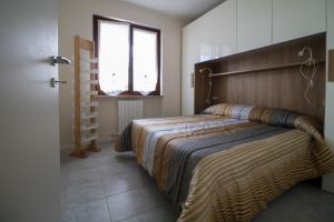 a bedroom with a bed and a window at Patty14 By Case al Lago in Sirmione