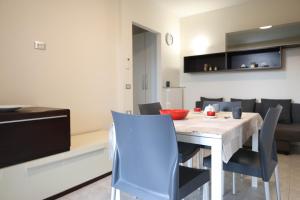 a kitchen and dining room with a table and chairs at Patty14 By Case al Lago in Sirmione