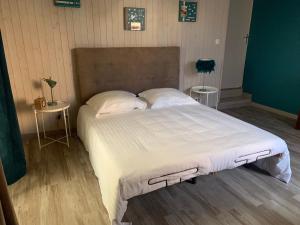 Ένα ή περισσότερα κρεβάτια σε δωμάτιο στο Les Bâtisses de Clément