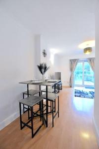 a dining room with a table and some chairs at Charsley Lodge in London +18 photos
