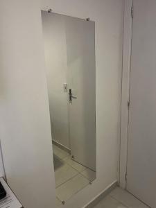 - un miroir dans une chambre blanche avec plan dans l'établissement Charme do Residence, à Natal