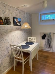 une salle à manger avec une table blanche et une chaise dans l'établissement Limhamn city-ocean, à Limhamn