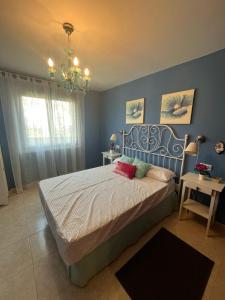 米尼奧的住宿－Playa grande Miño - Extremeiro,16，一间卧室配有一张床和一个吊灯