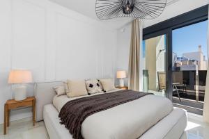 um quarto com uma cama grande e uma janela grande em Luxury Villa with Private Swimming Pool in Cabo Roig em Playas de Orihuela
