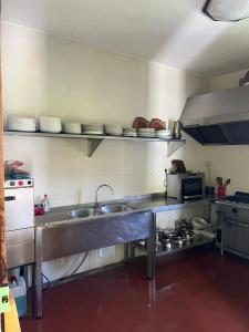 uma cozinha com um lavatório e uma bancada em Casa BellaTerra em Villasana de Mena