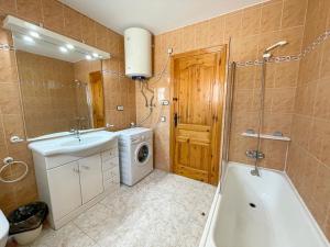 y baño con lavabo y lavadora. en Apartamentos Costa Azahar 3000, en Alcossebre