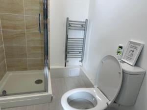 Et bad på Cosy Modern 2 Bedroom Apartment bedroom with ensuite bathroom - Neath Road Port Talbot Near Briton Ferry Train Station