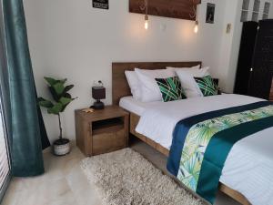 um quarto com duas camas e um vaso de plantas em Mavros Gatos Apartments em Epanomi