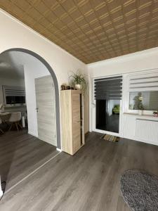 - un salon avec un plafond à caissons et une voûte dans l'établissement Ferienwohnung Waldeck, à Mitlosheim