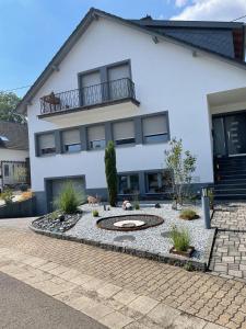 une maison avec un jardin en face dans l'établissement Ferienwohnung Waldeck, à Mitlosheim