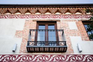 ventana en un edificio de ladrillo con balcón en Posada Real by Alterhome, en Velayos