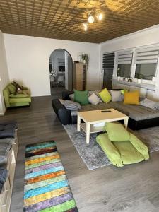 - un salon avec un canapé et une table dans l'établissement Ferienwohnung Waldeck, à Mitlosheim