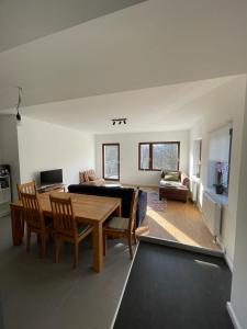 a living room with a table and a couch at Haus Charlottenburg 3, zentrumsnah gelegen, mit Blick auf die Festung, mit Sauna Option in Königstein an der Elbe