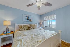 Schlafzimmer mit einem Bett, einem Deckenventilator und einem Fenster in der Unterkunft Sea Cabin 214 in Myrtle Beach