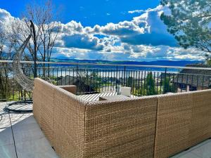 Uetikon am SeeModern Studio with Lake View near Zurich的享有水景的天井