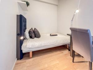 a small room with a bed and a desk at **MODERN ***CENTRAl ***ROOFTOP *** YOU'll LOVE IT in Oslo
