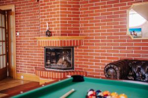 Biliardový stôl v ubytovaní Billionaires Club LOFT Sauna City Center
