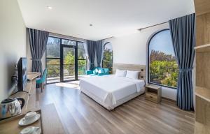 sypialnia z łóżkiem i dużym oknem w obiekcie Hafi Beach Hotel w mieście Vung Tau