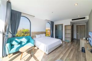 sypialnia z białym łóżkiem i dużym oknem w obiekcie Hafi Beach Hotel w mieście Vung Tau