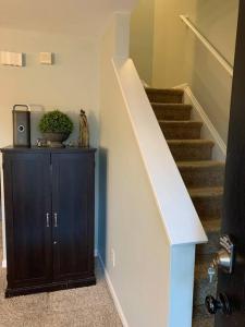 klatka schodowa z szafką i schody z klatką schodową w obiekcie Peaceful Hideaway Fully Stocked Entire Home w mieście Concord