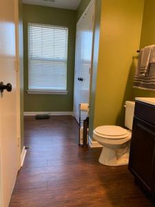łazienka z toaletą, umywalką i oknem w obiekcie Peaceful Hideaway Fully Stocked Entire Home w mieście Concord