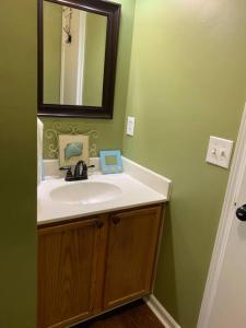 W łazience znajduje się umywalka i lustro. w obiekcie Peaceful Hideaway Fully Stocked Entire Home w mieście Concord
