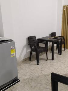 dwa czarne krzesła i stół w pokoju w obiekcie APARTAMENTO PUERTO TRIUNFO ANTIOQUIA w mieście Puerto Triunfo