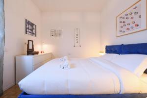 1 dormitorio con 1 cama blanca grande y toallas. en PrimoPiano - Buccinasco en Buccinasco