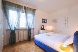 um quarto com uma cama grande e uma janela em PrimoPiano - Buccinasco em Buccinasco